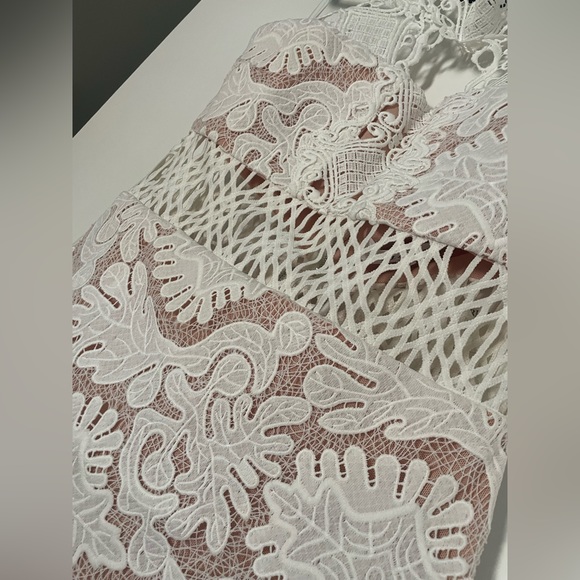 ELLIATT Lace Pattern MIDI Length Dress NEW with Tags - Picture 4 of 7